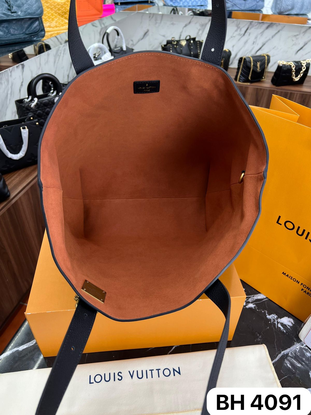 BOLSO LV LOW KEY CABAS MM