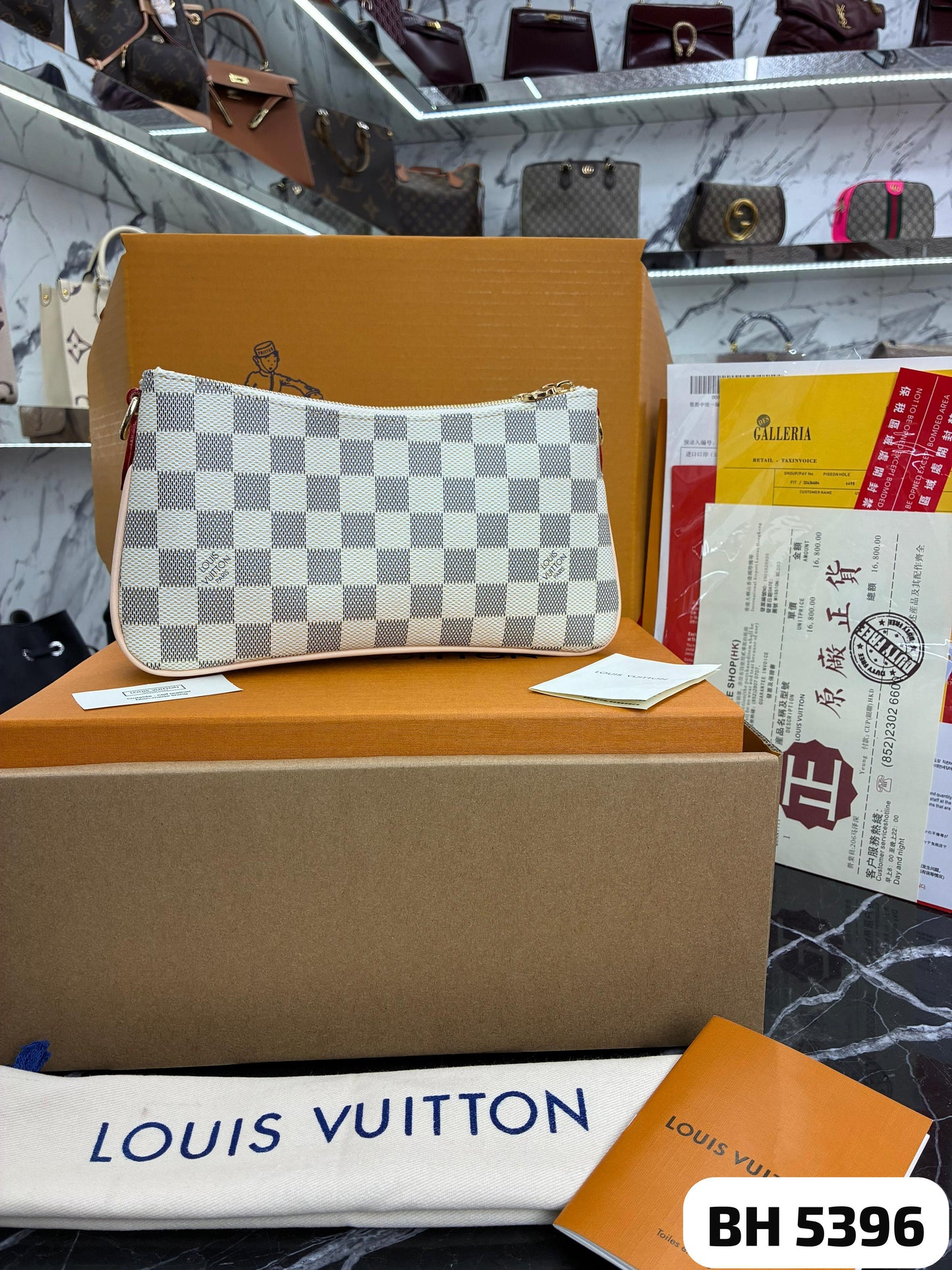 Bolso LV
Liv Pochette