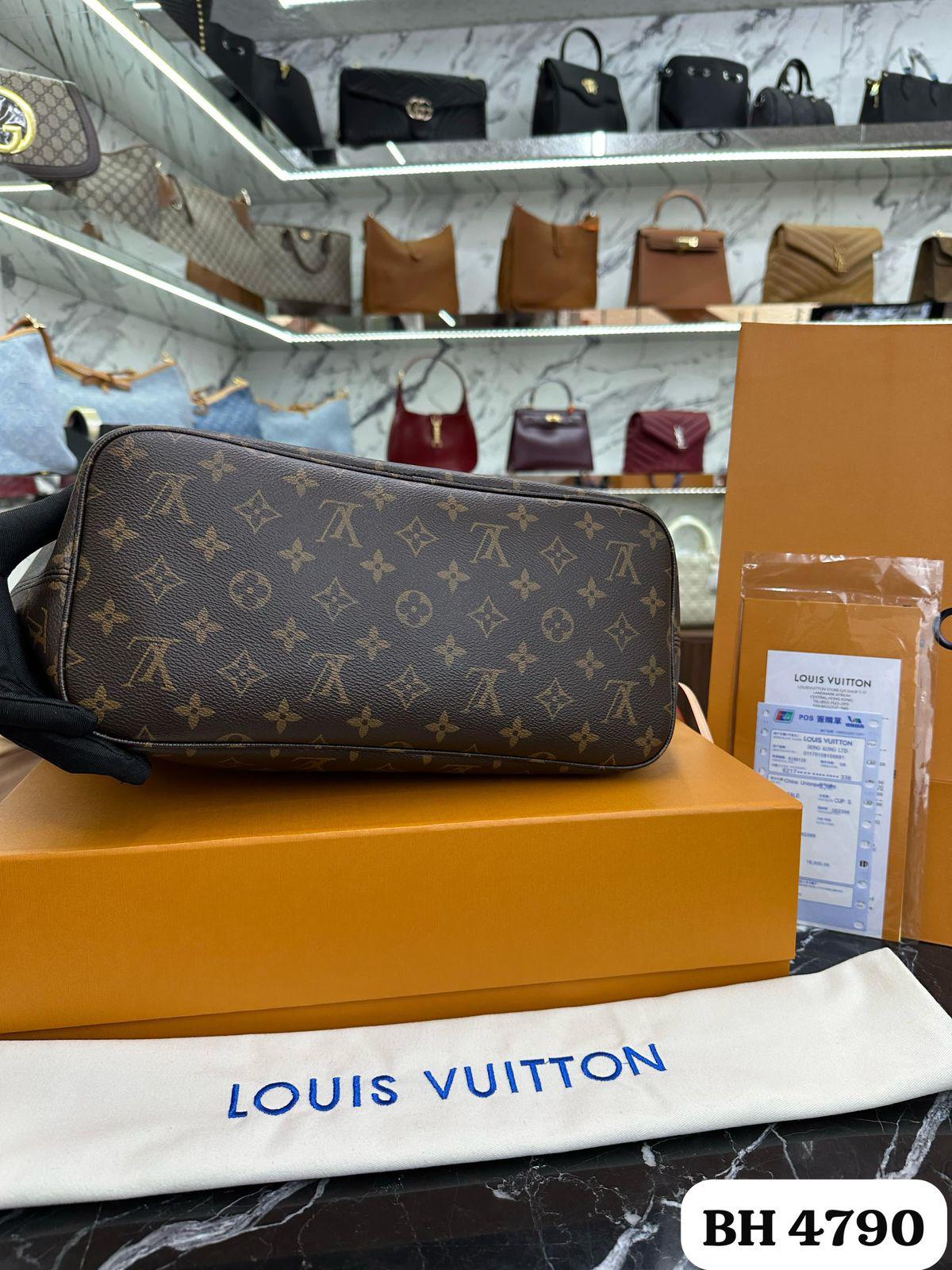 Bolso LV
NEVERFULL BANDOULIÈRE INSIDE