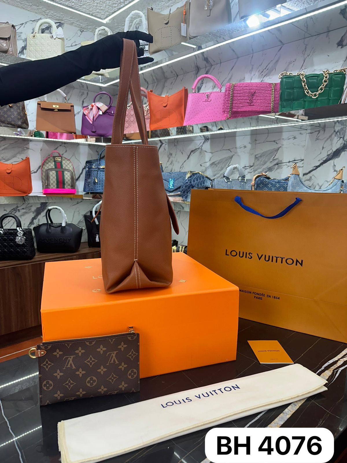 BOLSO LV LOW KEY CABAS MM