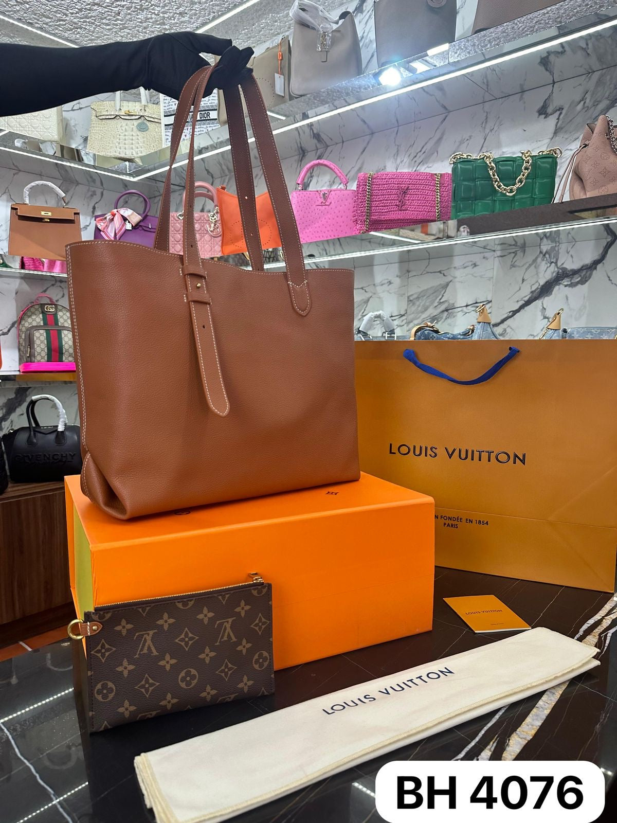 BOLSO LV LOW KEY CABAS MM
