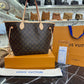 Bolso LV
NEVERFULL BANDOULIÈRE INSIDE