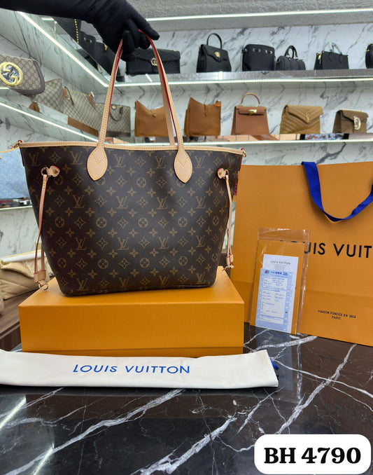Bolso LV
NEVERFULL BANDOULIÈRE INSIDE