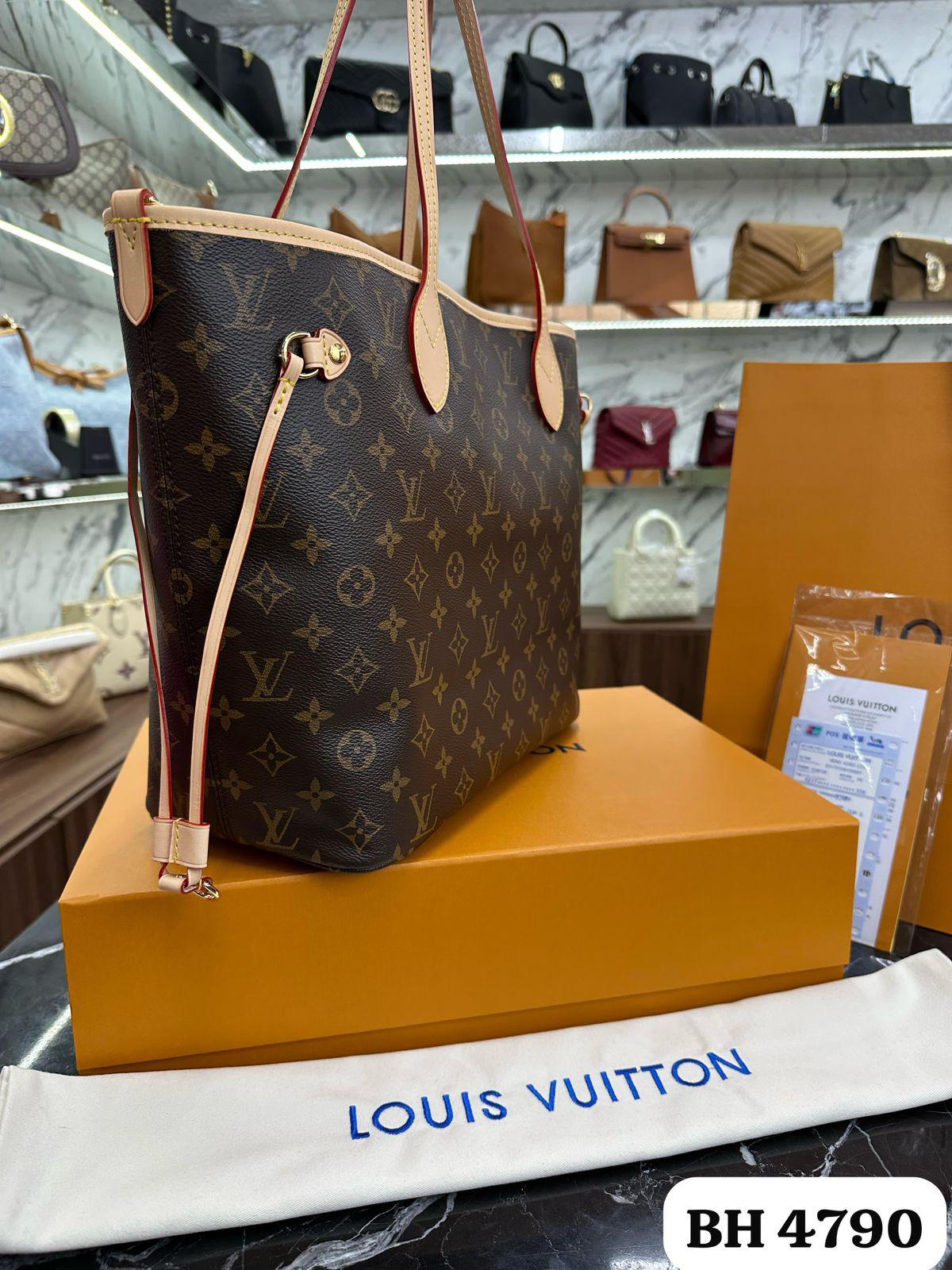Bolso LV
NEVERFULL BANDOULIÈRE INSIDE