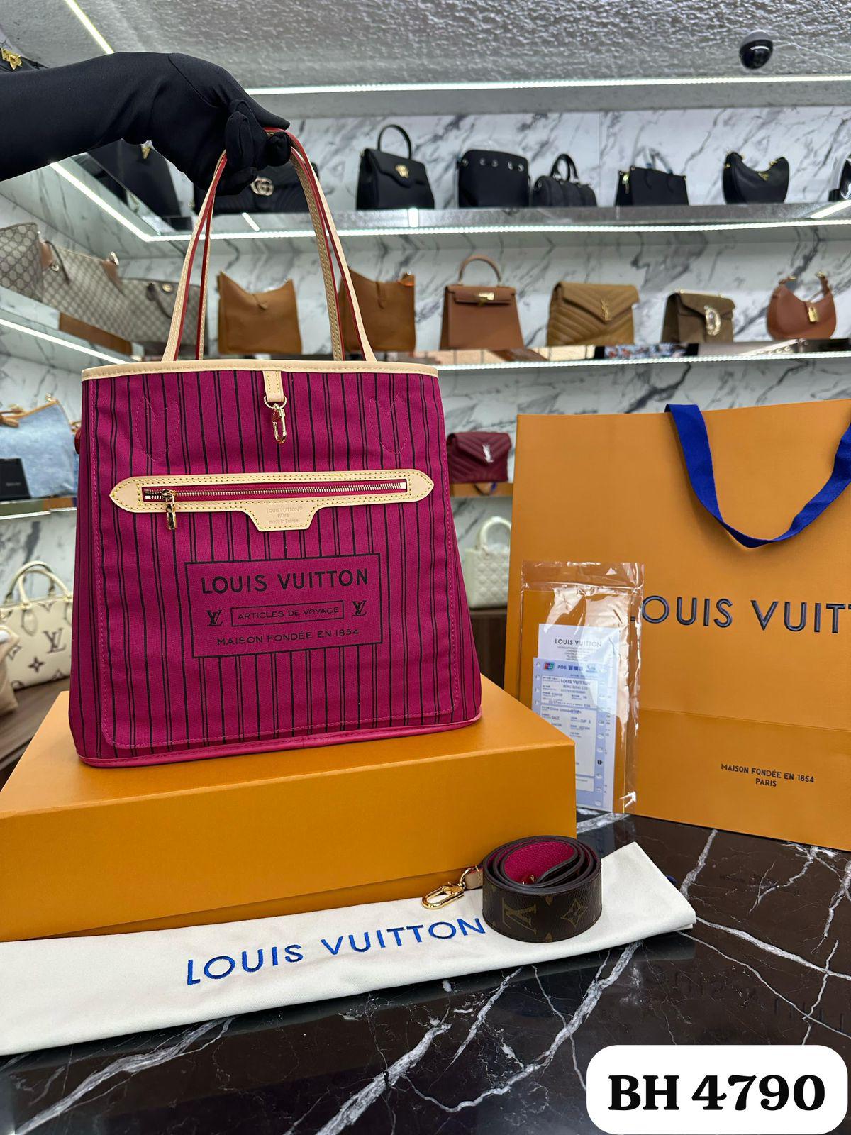 Bolso LV
NEVERFULL BANDOULIÈRE INSIDE