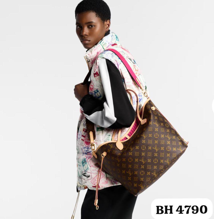 Bolso LV
NEVERFULL BANDOULIÈRE INSIDE
