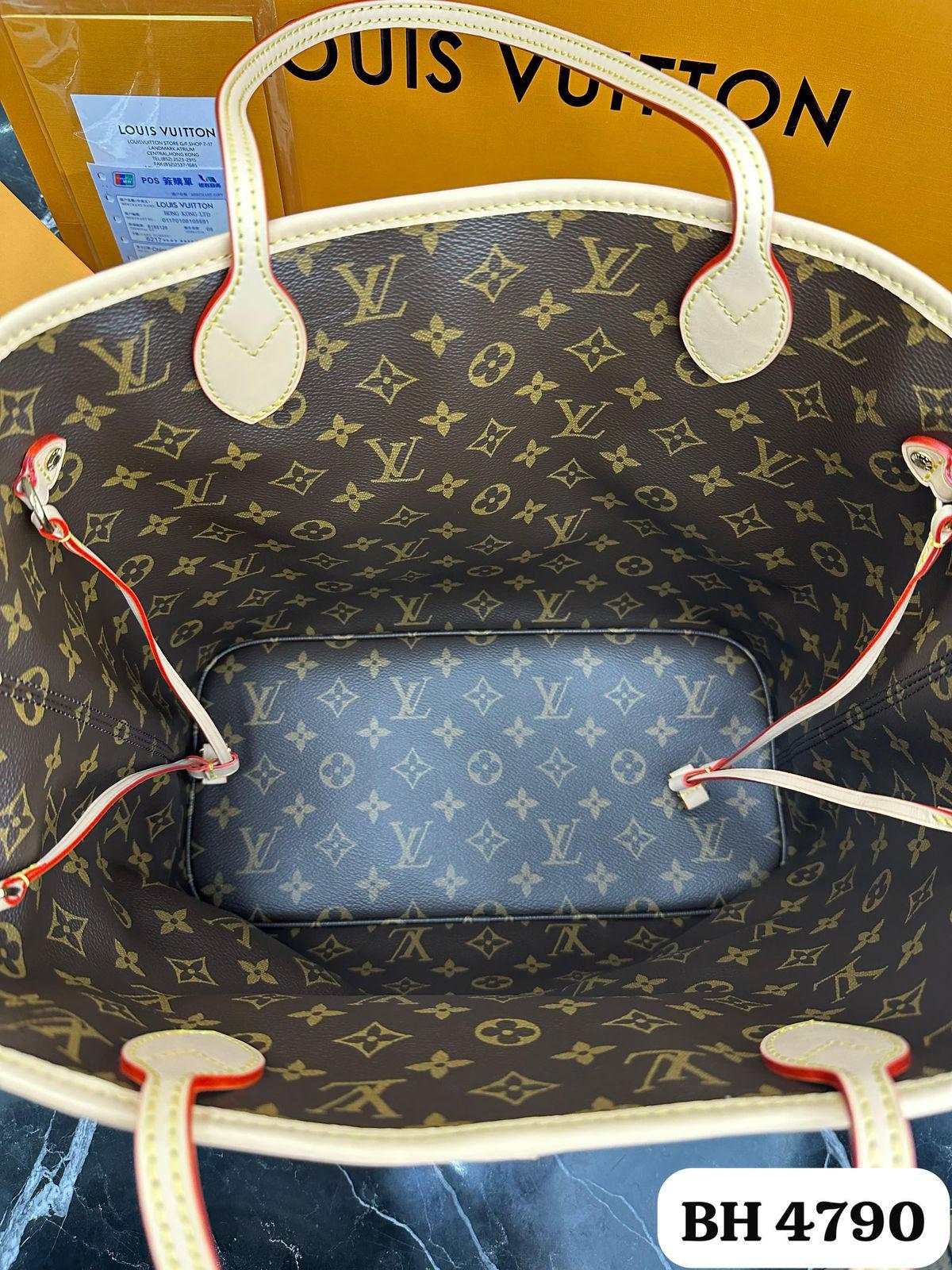 Bolso LV
NEVERFULL BANDOULIÈRE INSIDE